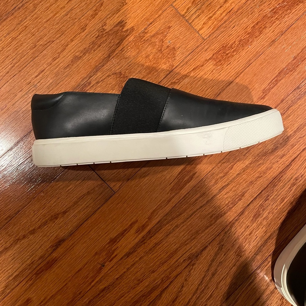 EUC Vince slide on black leather sneakers